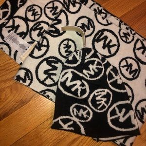 ✨NWT✨ Michael Kors Beanie/Scarf